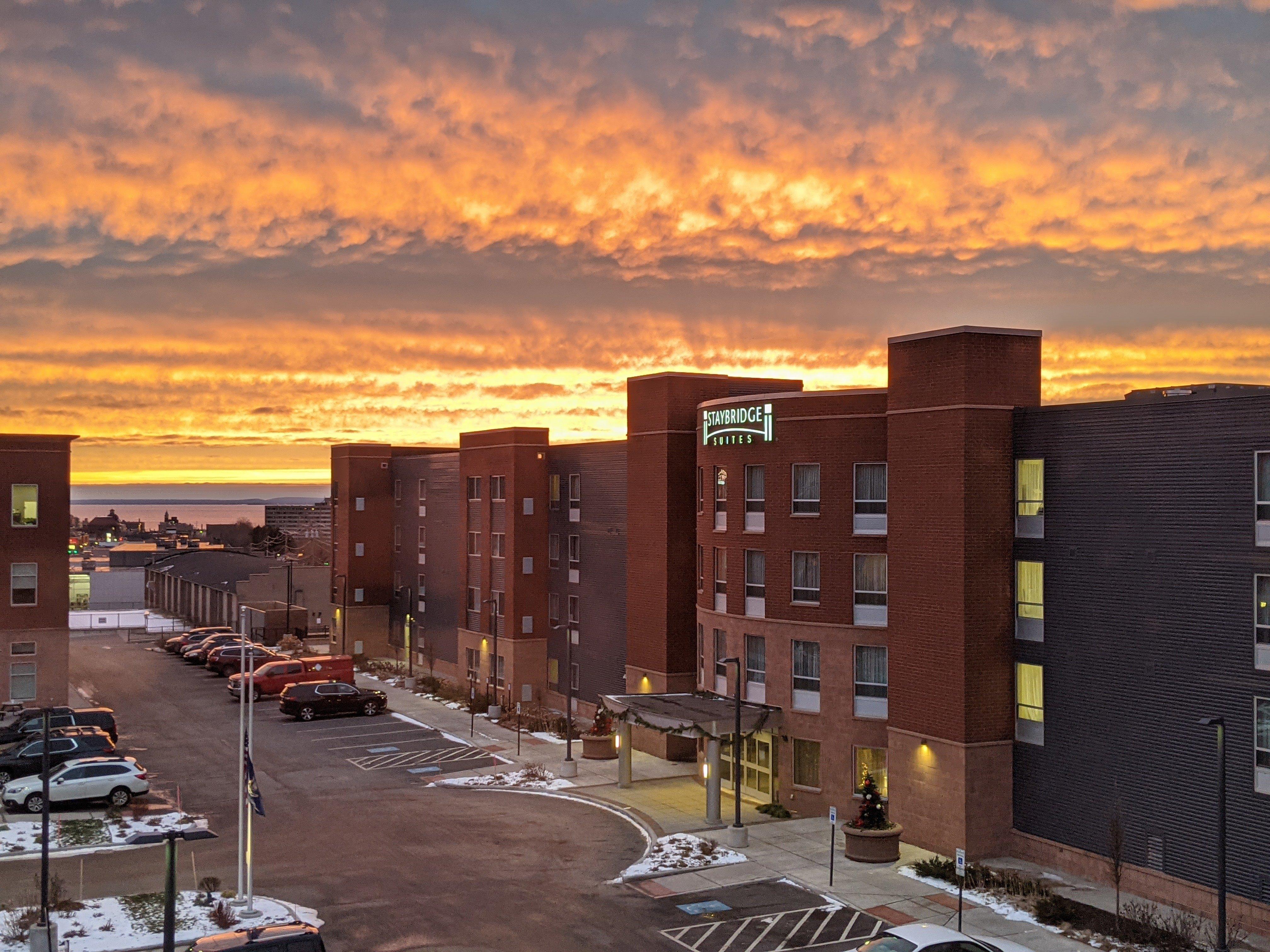 Staybridge Suites Marquette By Ihg Buitenkant foto