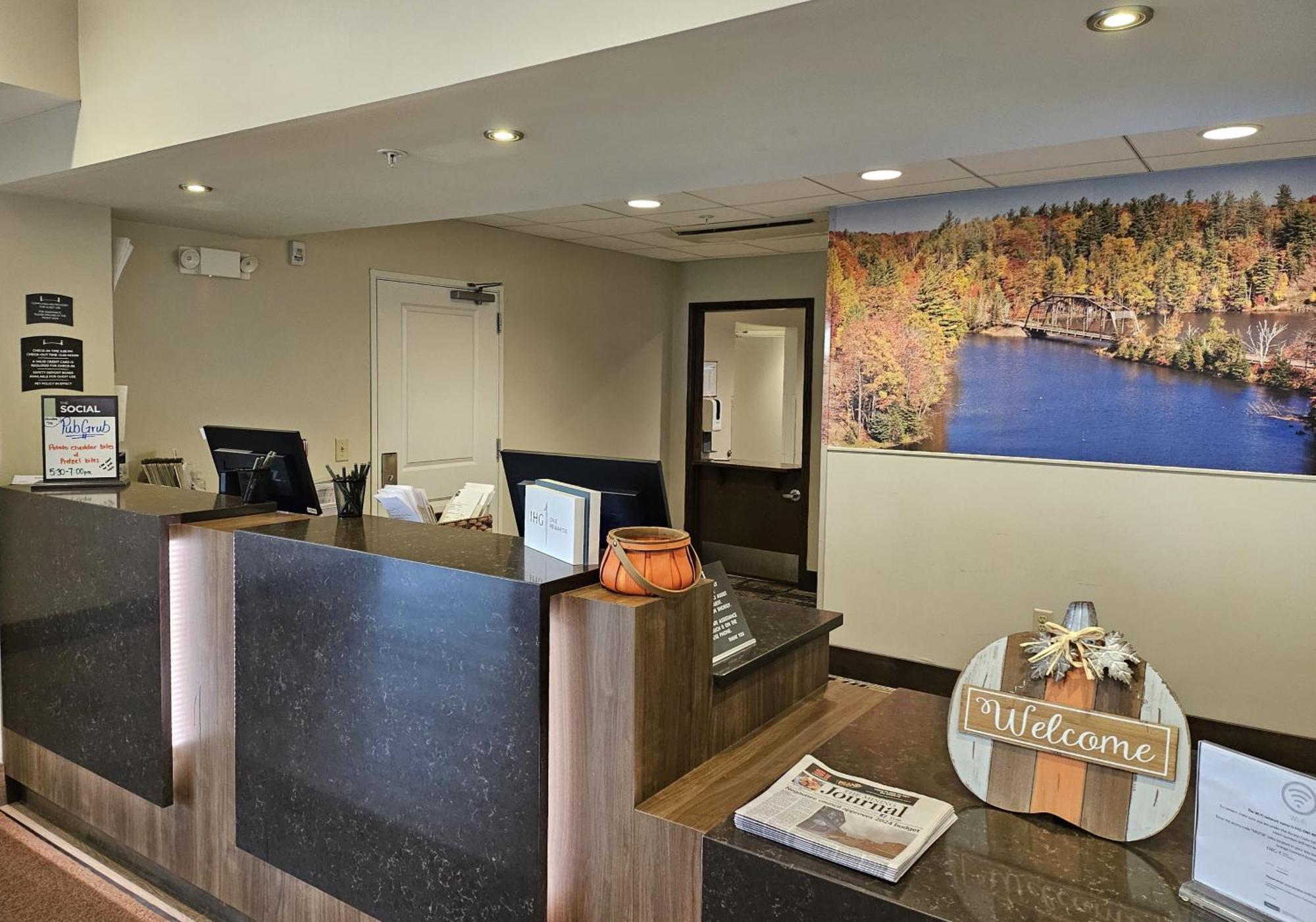 Staybridge Suites Marquette By Ihg Buitenkant foto