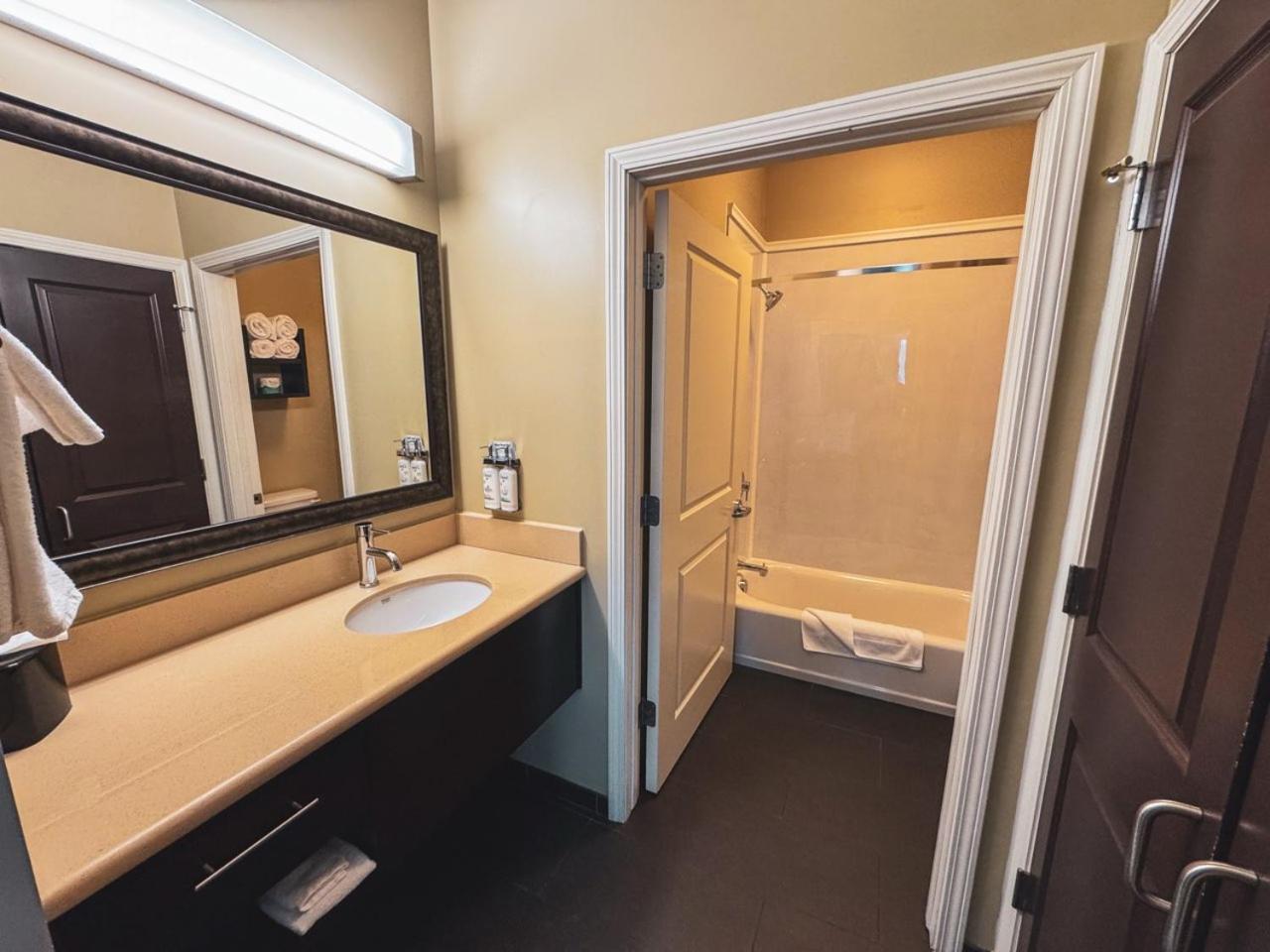 Staybridge Suites Marquette By Ihg Buitenkant foto